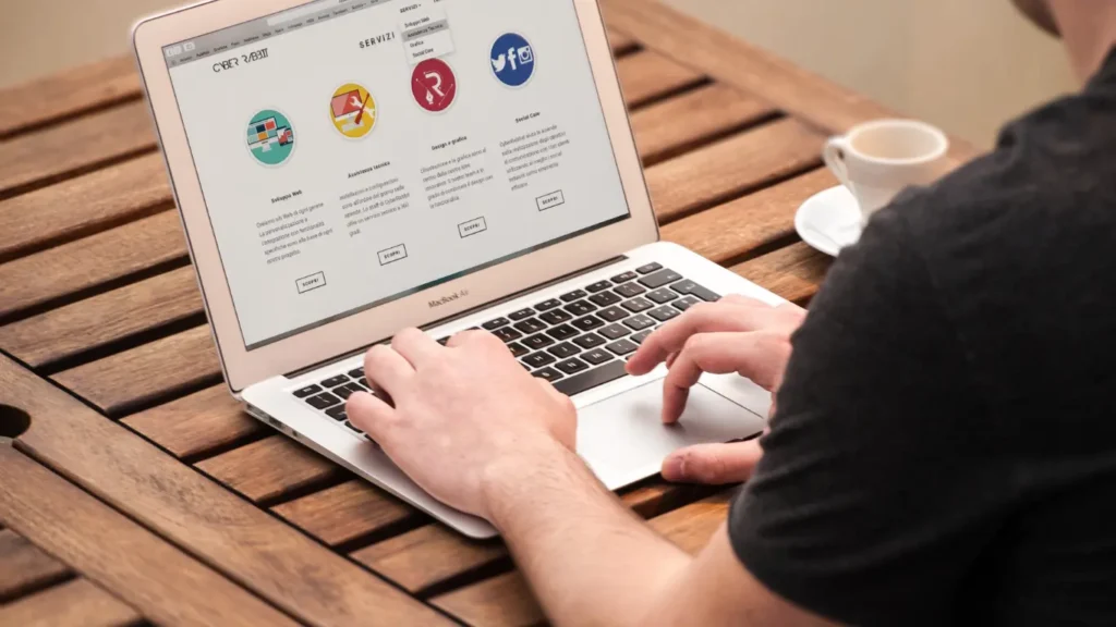 Lista actualizada con los elementos que debe incluir un sitio web profesional para convertir en 2025