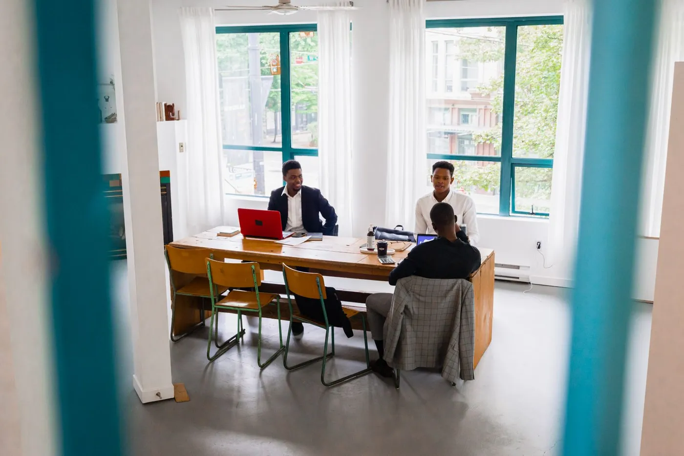 Profesionales de servicios premium en reunión